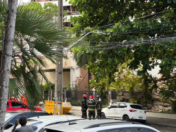 Equipes da Defesa Civil e do Corpo de Bombeiros realizam uma vistoria para identificar se um novo desabamento pode ocorrer