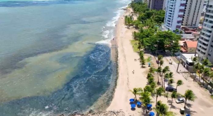 Órgão fiscalizou denúncia de possível lançamento de esgoto sem tratamento, no mar, gerando odor e mudança na coloração da água