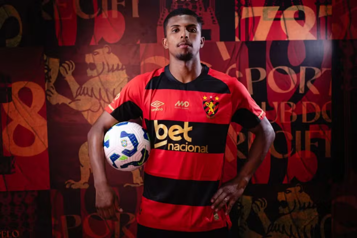 Jogador deve seguir no Leão até o fim do ano, segundo contrato