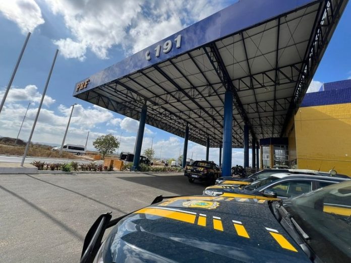 O homem foi identificado pelos policiais e levado para a Central de Flagrantes de Caruaru. Foto: Divulgação/PRF