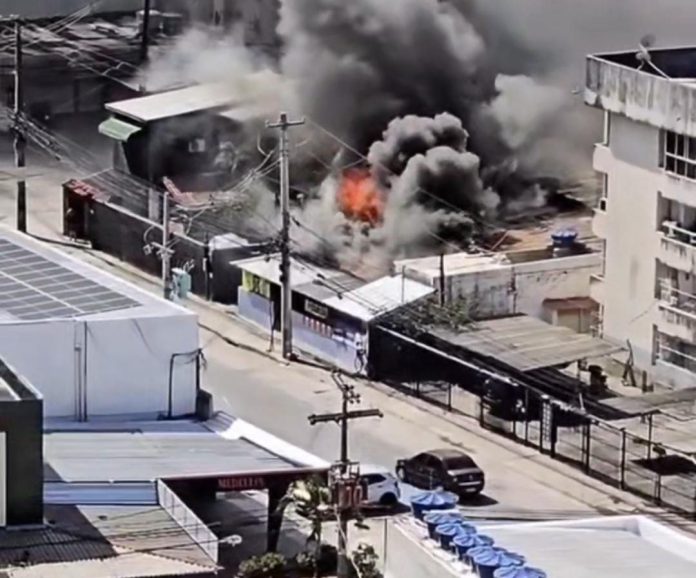 Incêndio atinge mercadinho no bairro de Candeias, em Jaboatão dos Guararapes. Foto: Reprodução/ Redes Sociais