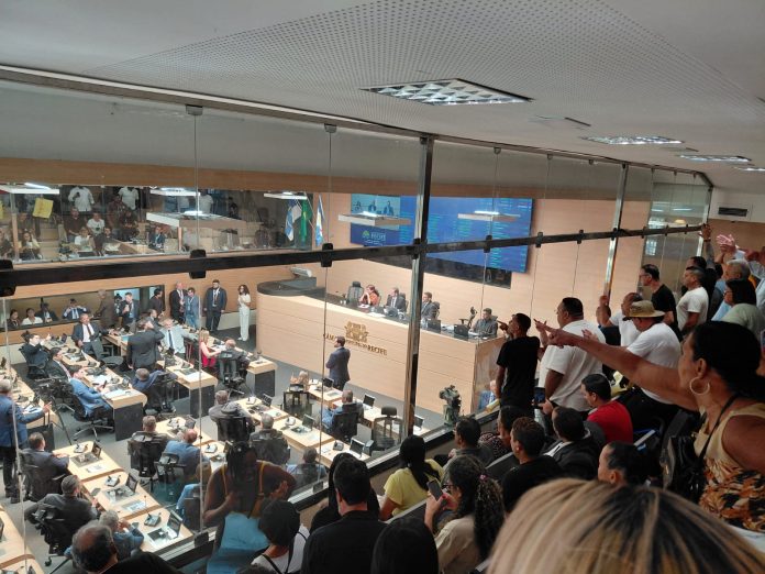 A vereadora Jô Cavalcanti (PSOL) se absteve, enquanto que os vereadores Agora é Rubem (PSB) e Flávia de Nadegi (PV) não registraram voto