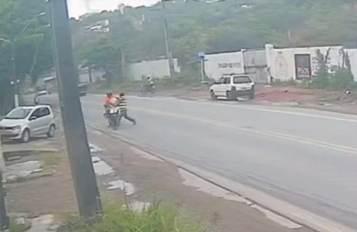 O acidente foi registrado por câmeras de segurança de um estabelecimento no local. Foto: Reprodução/WhatsApp/ Via G1