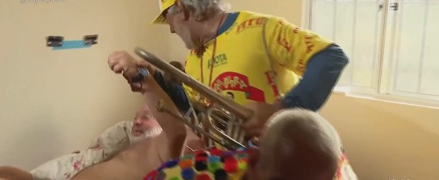 O bloco A Corda, em Olinda, entra nas casas dos foliões para despertá-los para último dia de festa. Foto: Reprodução/TV Globo