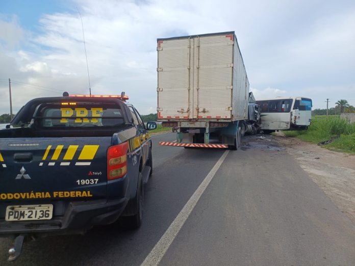 Segundo a PRF, os veículos já foram retirados da via