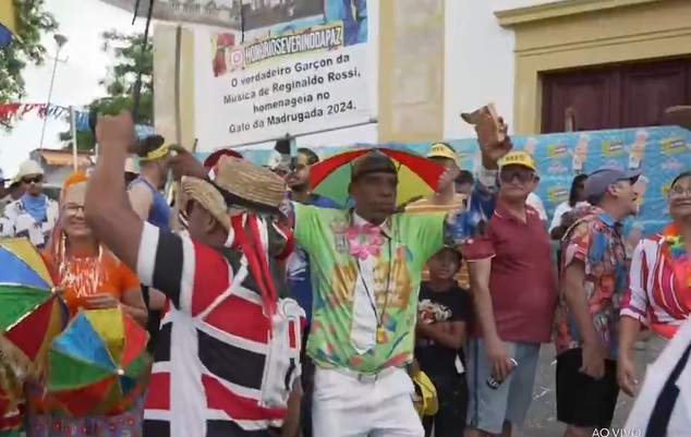 Mesmo após o fim das festas oficiais, alguns blocos ganham as ruas nesta 