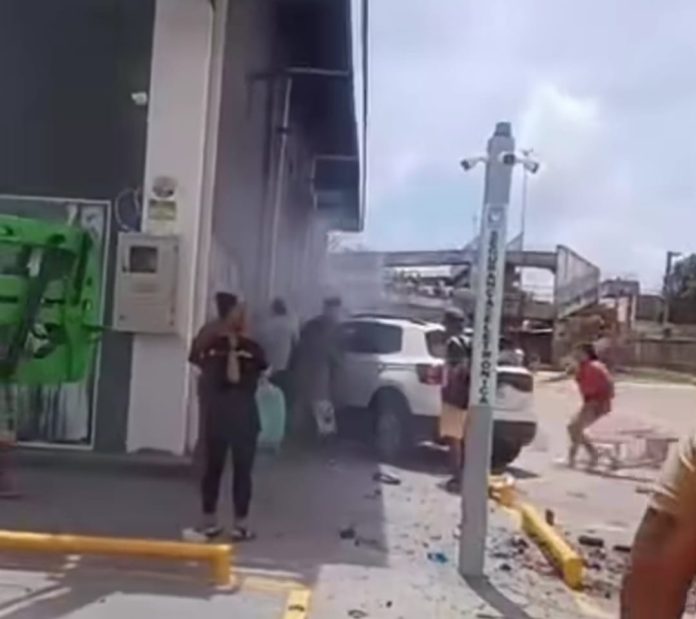 A vítima, que almoçava no local, foi atingida e ficou presa embaixo do carro. Foto: Reprodução/Redes sociais