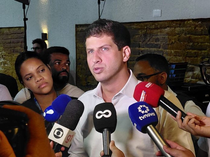 A oposição conseguiu o número mínimo de 13 assinaturas com o apoio do vereador Osmar Ricardo (PT)