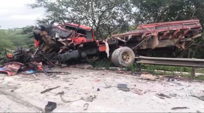 Um condutor morreu no local e o outro chegou a ser socorrido para o hospital do município, mas segundo a polícia, não resistiu aos ferimentos e morreu