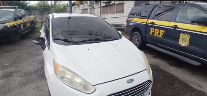 O homem estava em um carro furtado e foi abordado durante uma ronda policial na rodovia. Foto: Divulgação/PRF