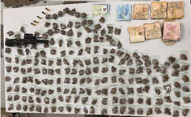 Foram encontrados 195 invólucros de substância análoga à maconha, além de R$ 6.955 em espécie. Foto: PMPE/Divulgação