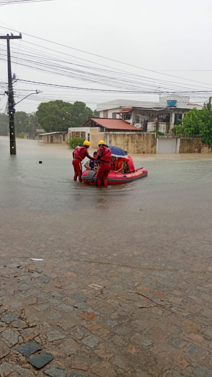 Para a operação, foram enviadas uma viatura de salvamento e um bote. Foto: Divulgação/CBMPE