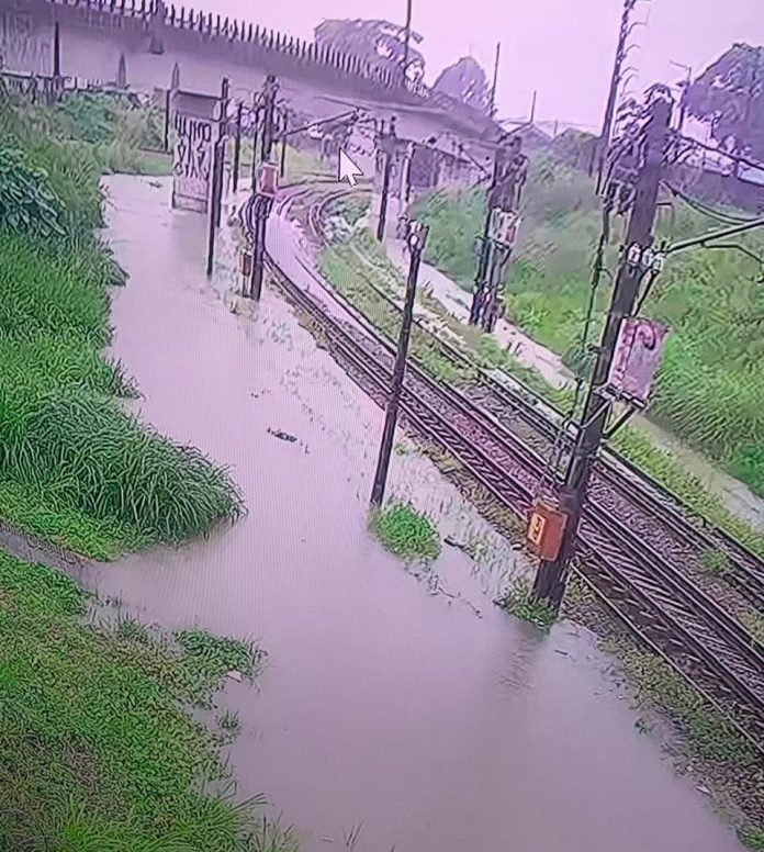 Trilhos entre as estações Coqueiral e Cavaleiro alagaram, devido às fortes chuvas. Foto: Cortesia