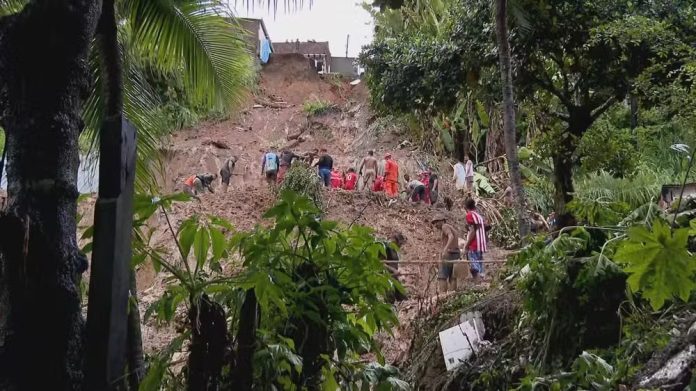 Vítimas ficaram soterradas após um deslizamento de barreira em Passarinho. Foto: Reprodução/TV Globo