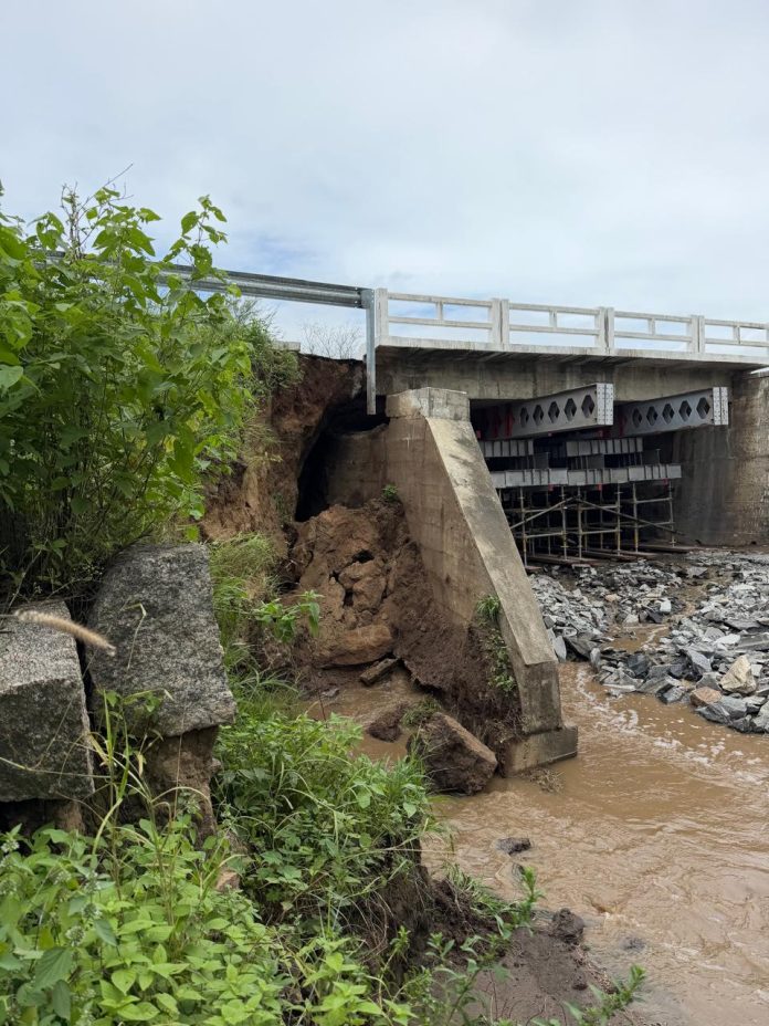 Devido às fortes chuvas, a situação da ponte foi agravada. Foto: Divulgação