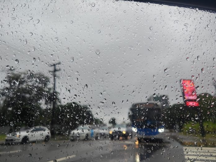 Possibilidade de chuva fraca a moderada nas primeiras horas da manhã e à noite na Região Metropolitana do Recife. Foto: Marcelle Reis/CBN Recife