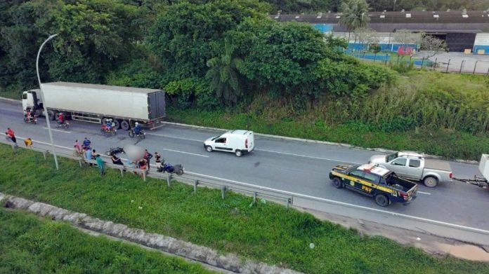 O motociclista caiu na pista, foi atropelado e morreu no local. Foto: CBN Recife